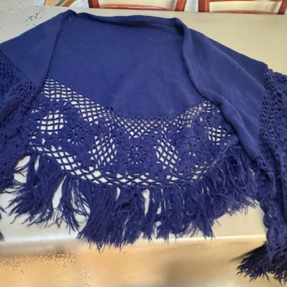 Vintage Navy Blue knit shawl from the 1970's - Picture 4 of 4